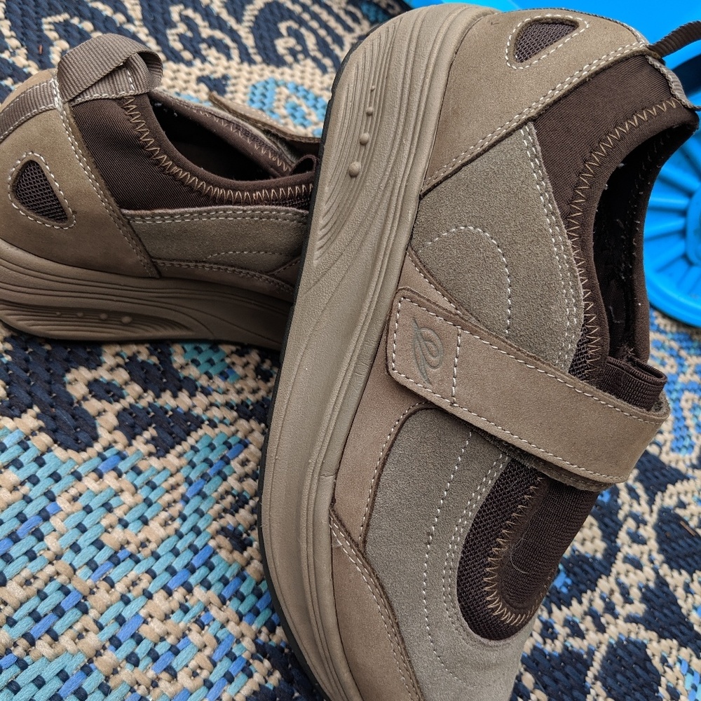 Easy Spirit Tan Leather Toning Sneakers 6.5W